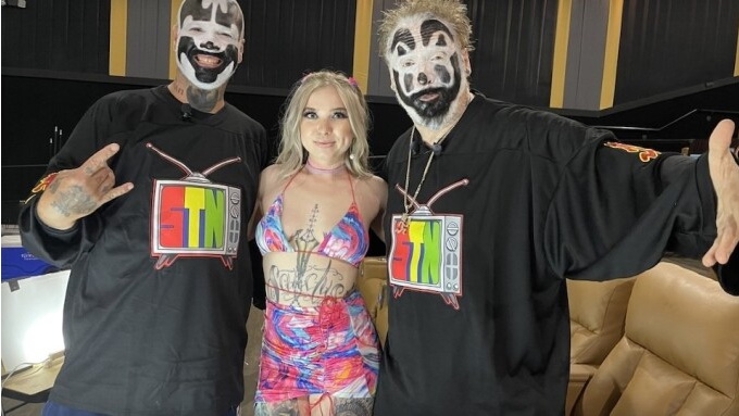 Kaiia Eve vertritt Juggalos, Hinterhof Wrestling in 'Insane Clown Posse Theater'