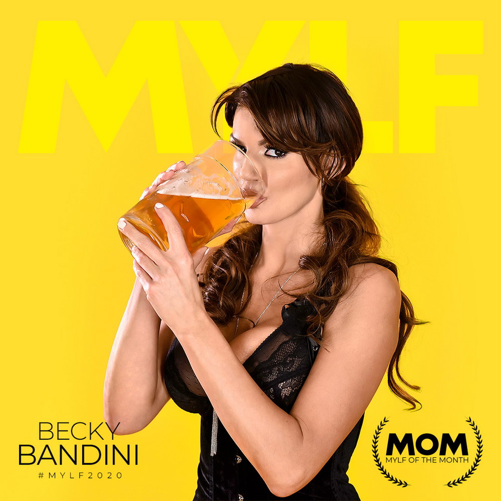 Becky Bandini krönte den 'MYLF des Monats' des Monats