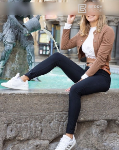 Kati-berry-escort-berlin-jeans-sneakers