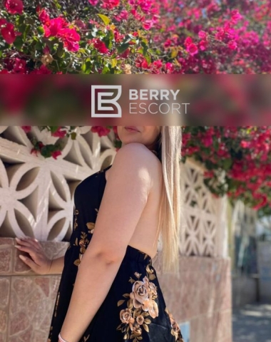 Luna-berry-escort-augsburg-black-short-streets