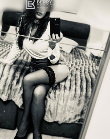 Maya-berry-escort-selfie-mirror-bed